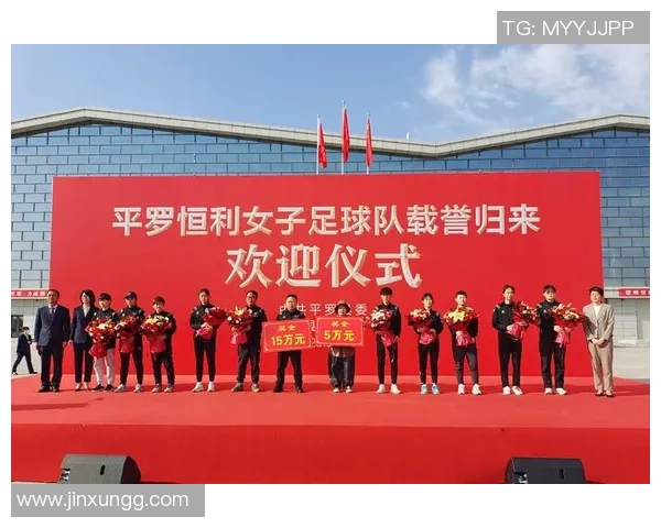 足球明星归来签名活动盛况空前球迷热情高涨共庆足球盛事